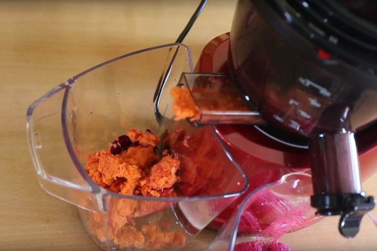 Juicing carrots and beetroots in Kuvings B1700 cold press juicer